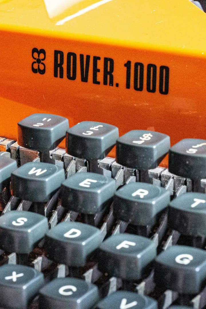 Close-up of the typewriter's Rover 1000 nameplate above the keys